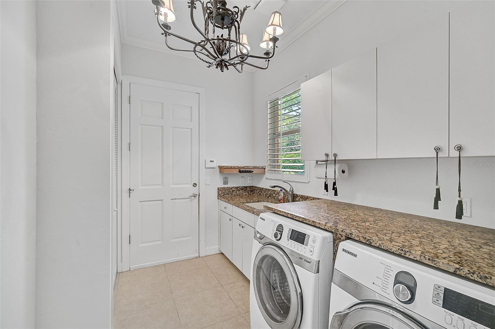 909 Macewen Dr Property Photo 34