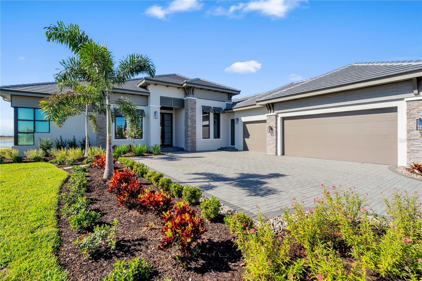 1018 BLUE SHELL LOOP Property Photo 1