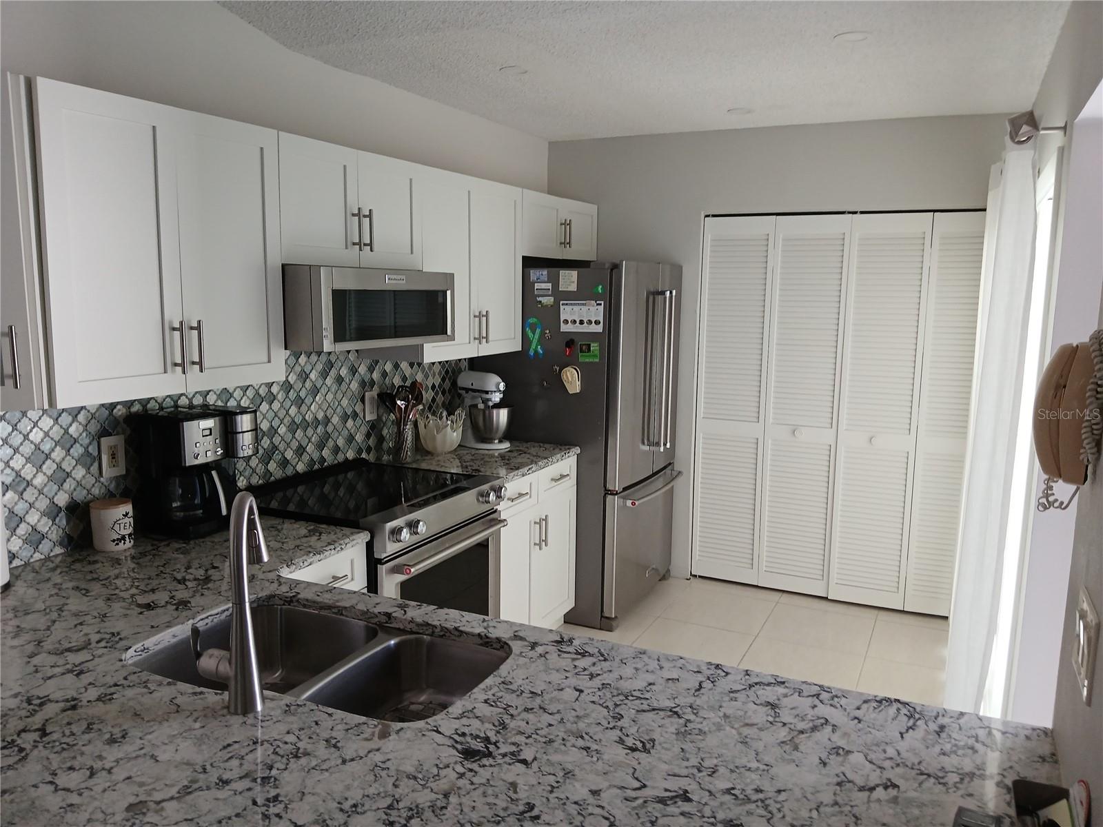 913 Waterside Ln #913 Property Photo 2
