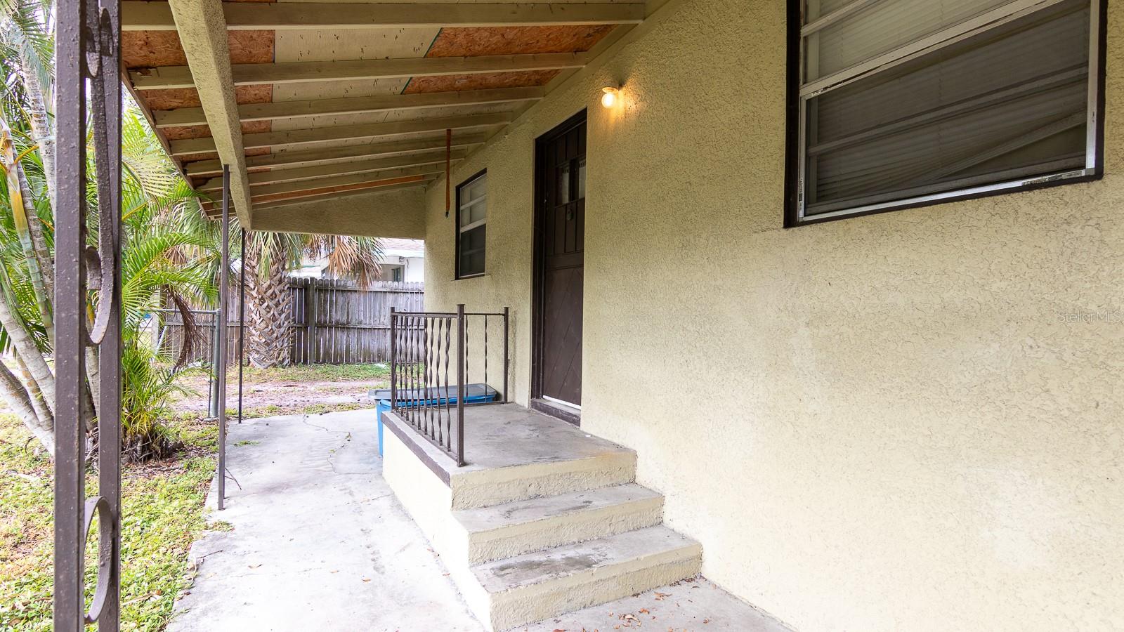 2029 Palm Ter Property Photo 2