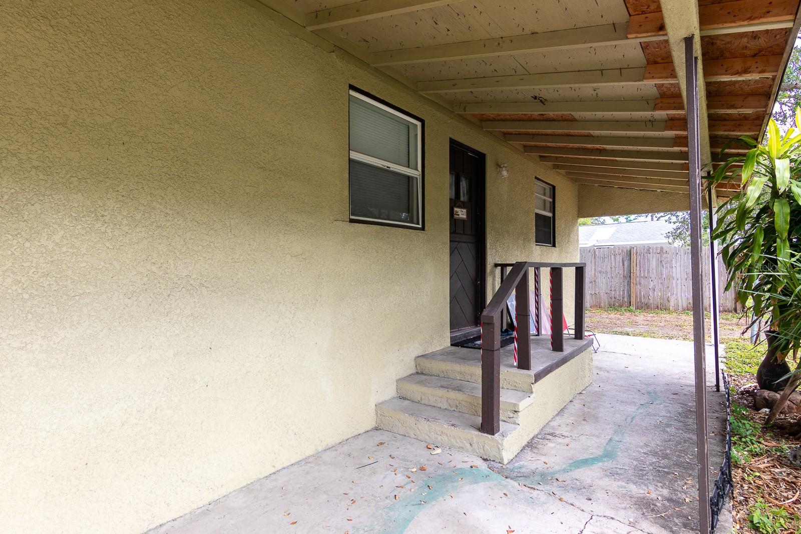 2029 Palm Ter Property Photo 3