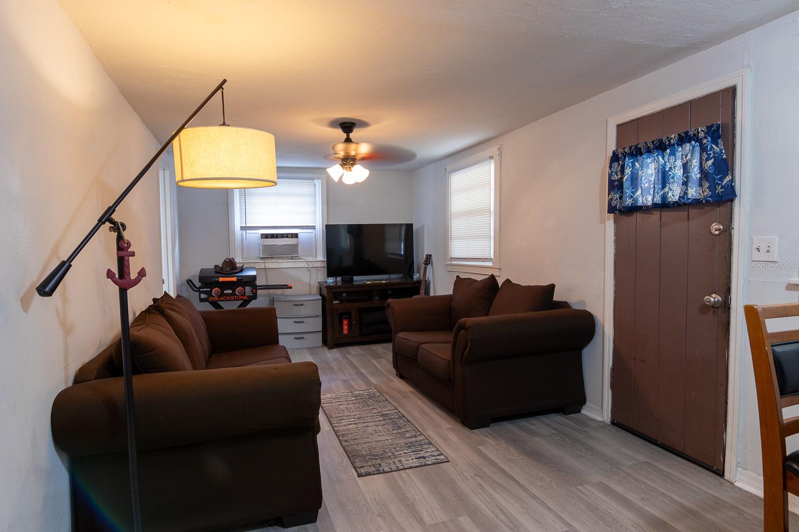 2029 Palm Ter Property Photo 4