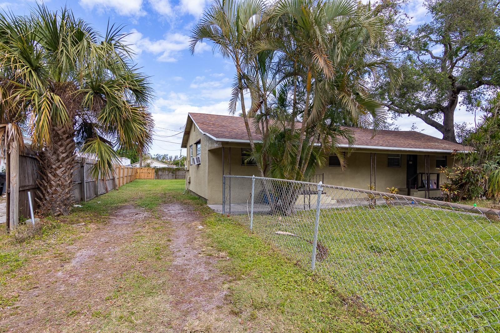 2029 Palm Ter Property Photo 14