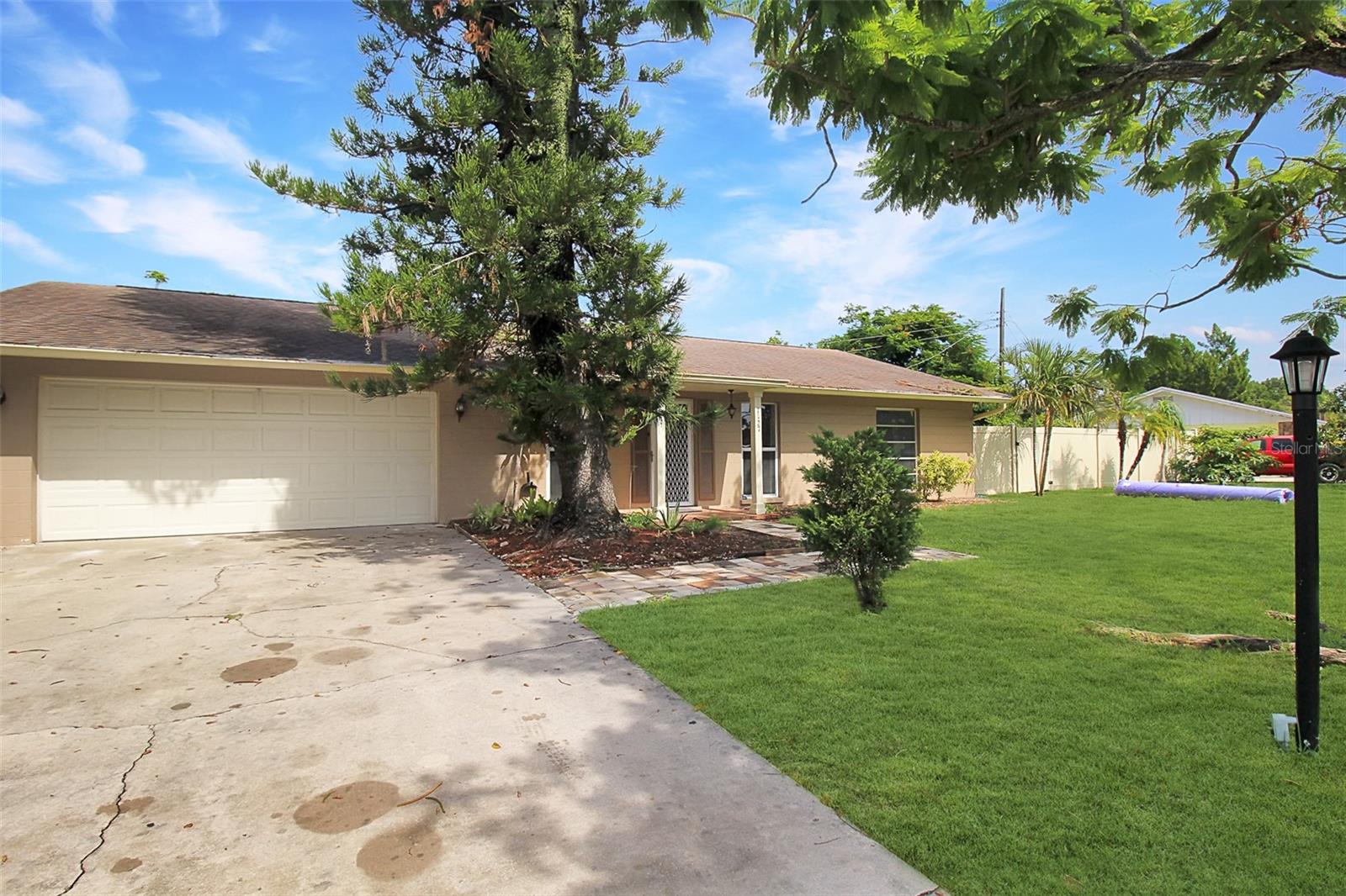 1127 De Leo Dr Property Photo 2