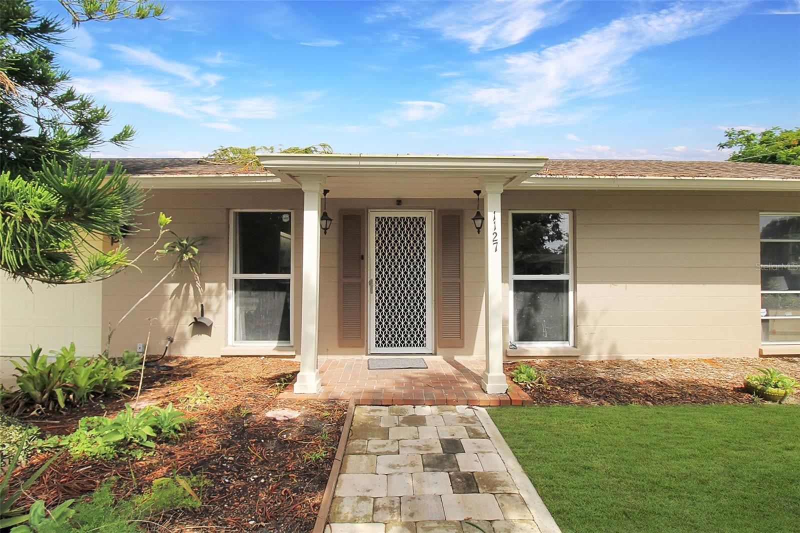 1127 De Leo Dr Property Photo 3