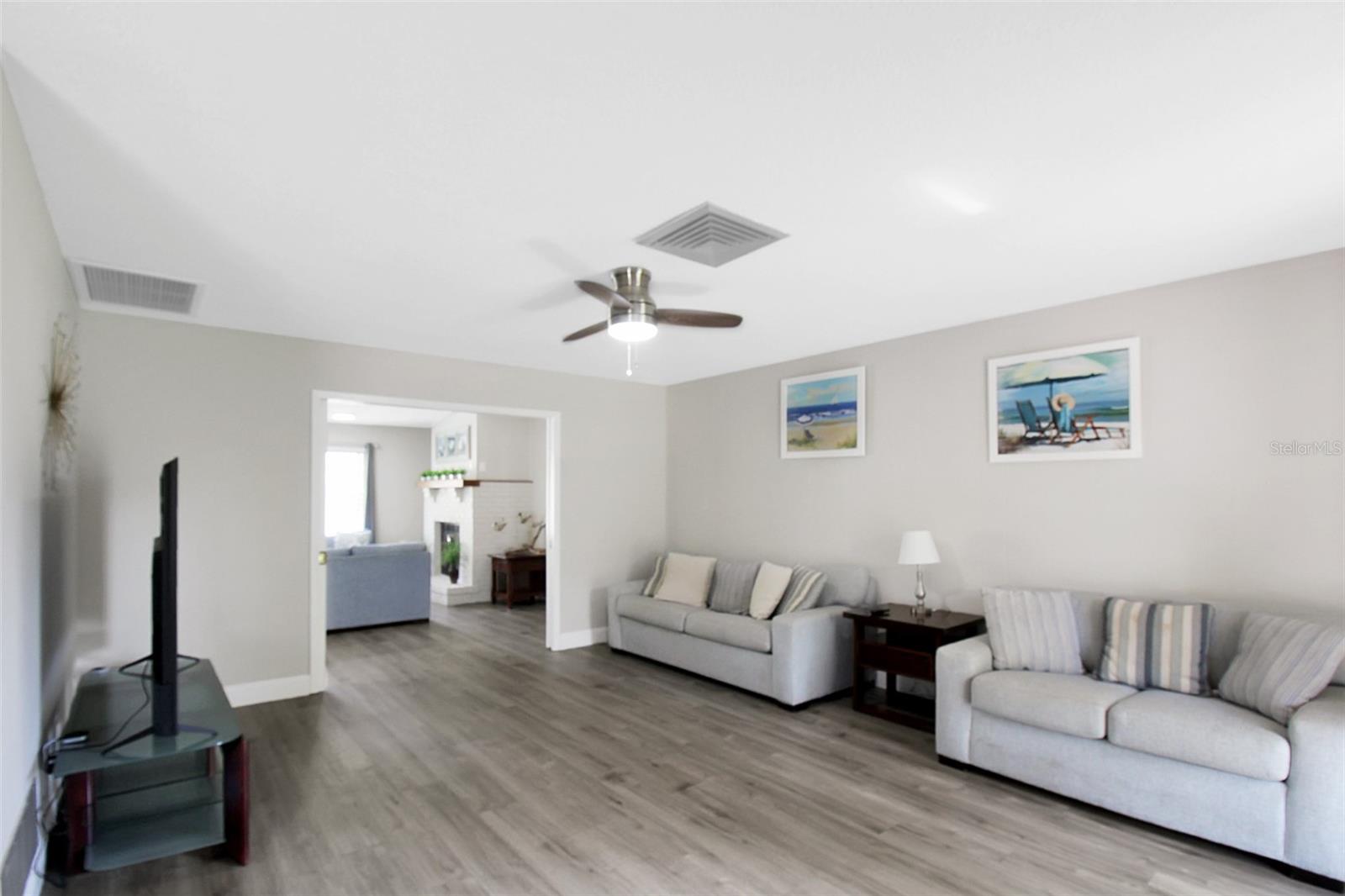 1127 De Leo Dr Property Photo 4