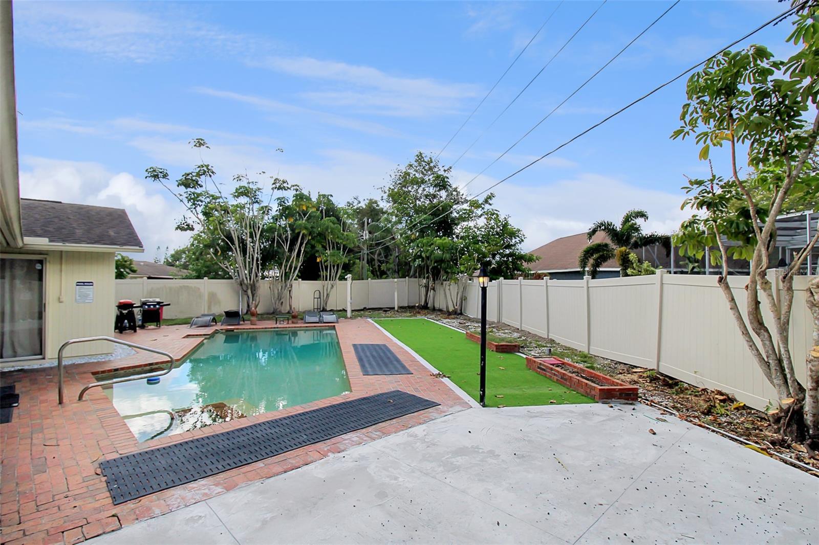 1127 De Leo Dr Property Photo 40
