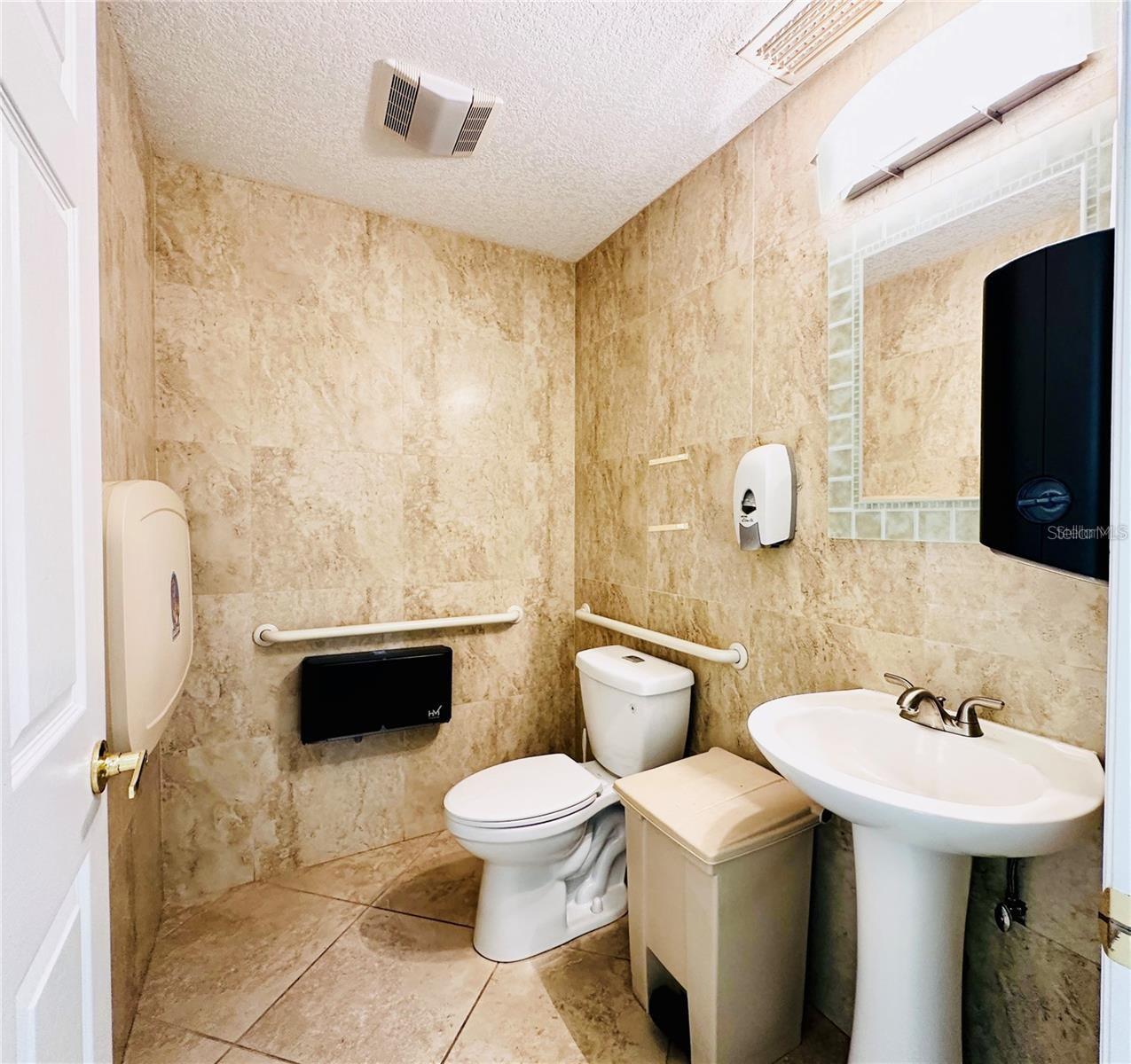 220 N Tuttle Ave Property Photo 6