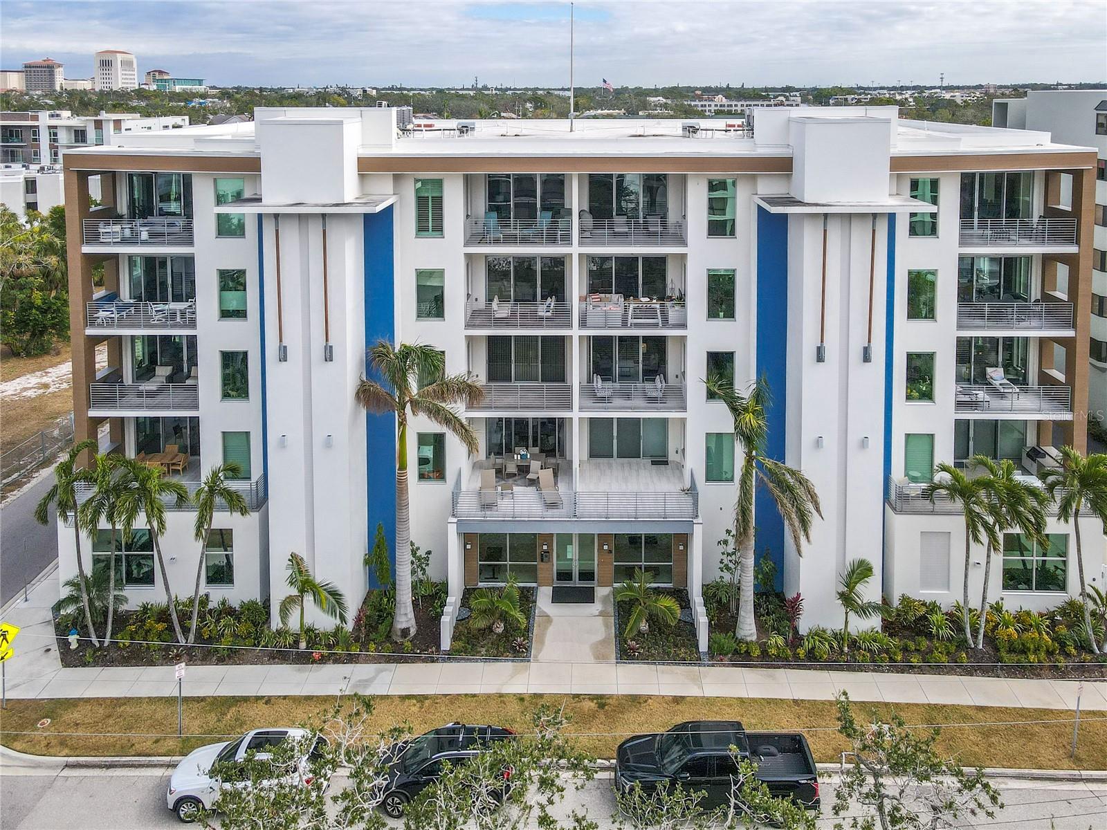 711 S Palm Ave #303 Property Photo