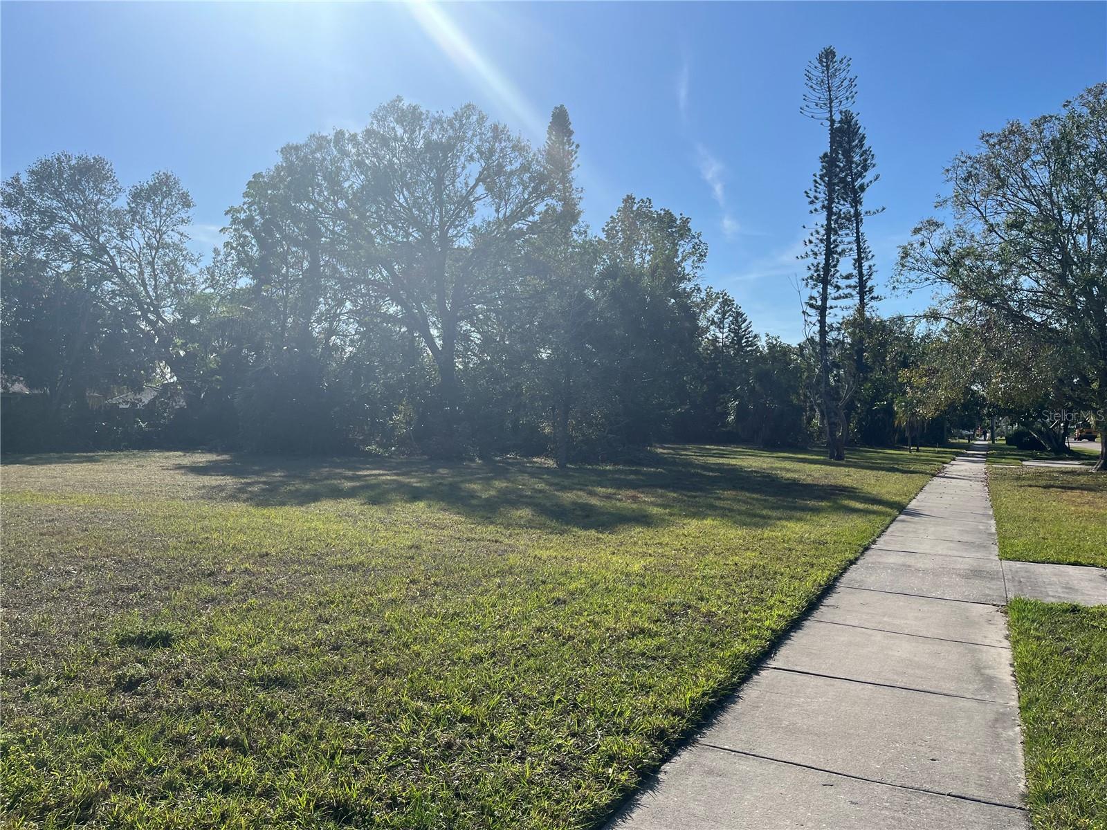 2470 Ringling Blvd Property Photo 2