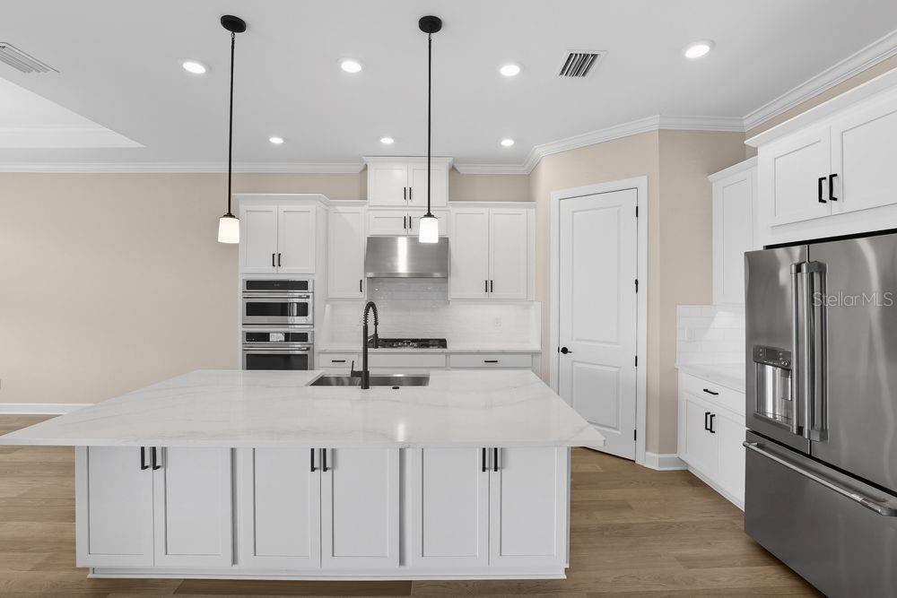 26902 Victoria Pl Property Photo 2