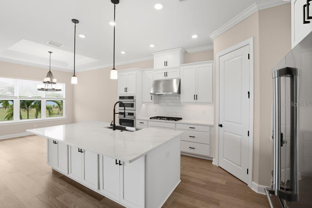 26902 Victoria Pl Property Photo 4