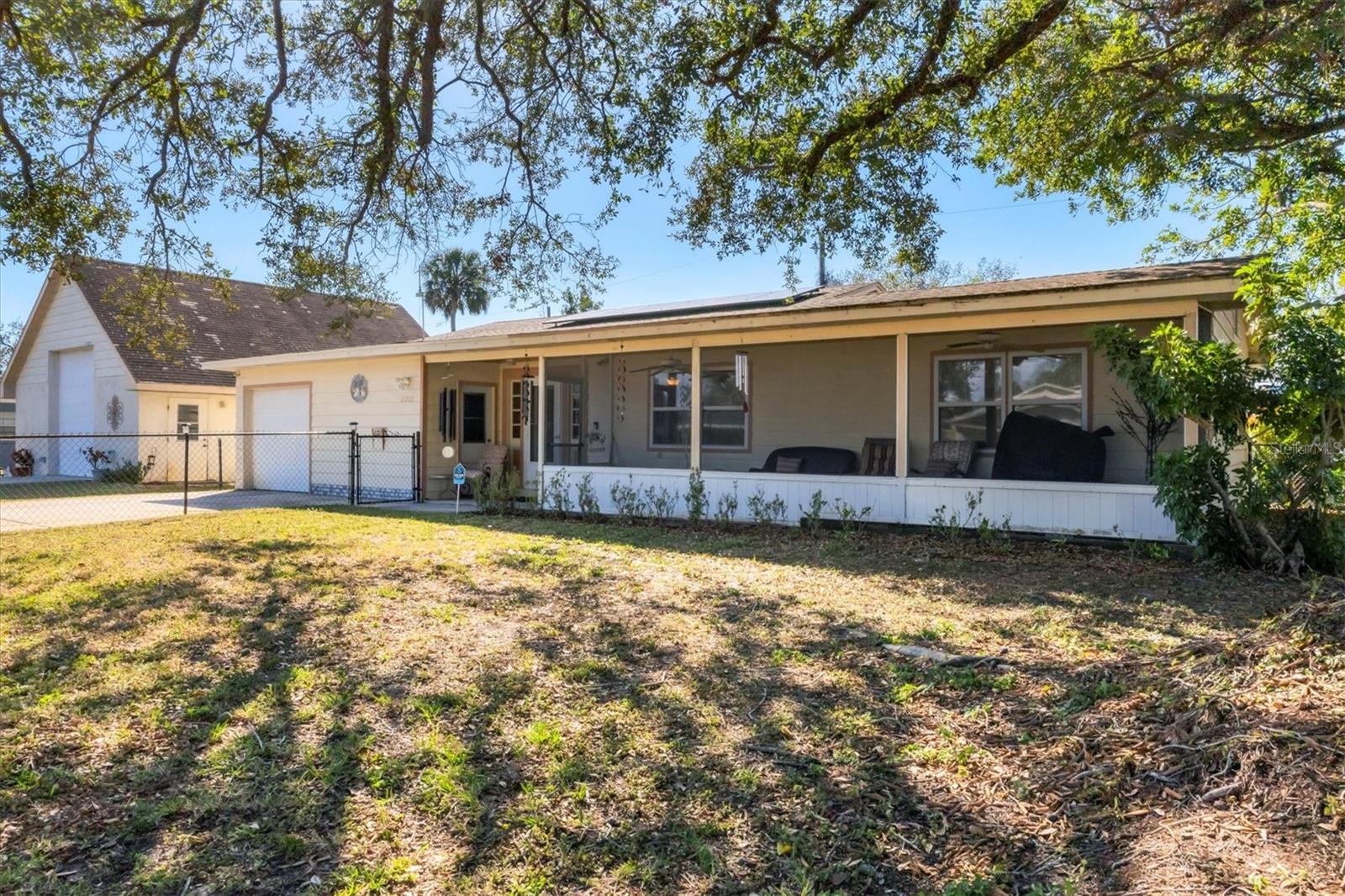 2202 21st St W Property Photo 4