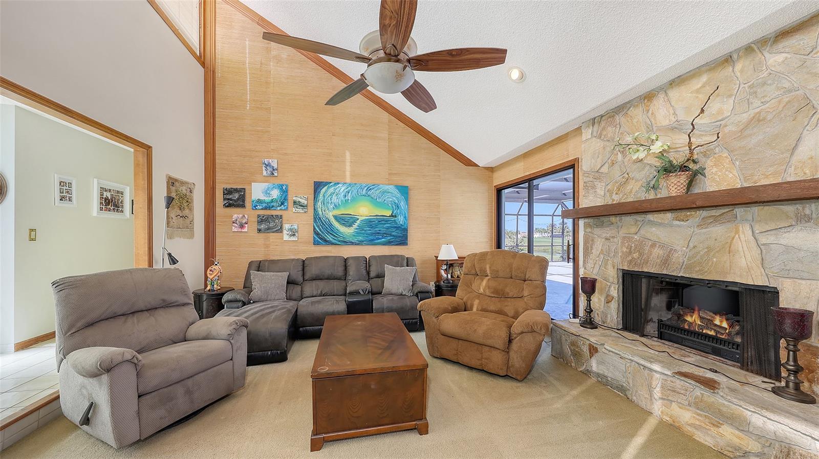 3837 Torrey Pines Blvd Property Photo 6
