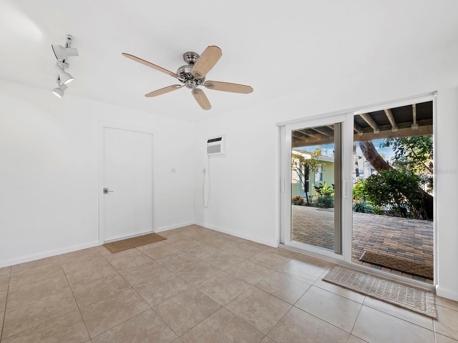 691 Linley St Property Photo 11