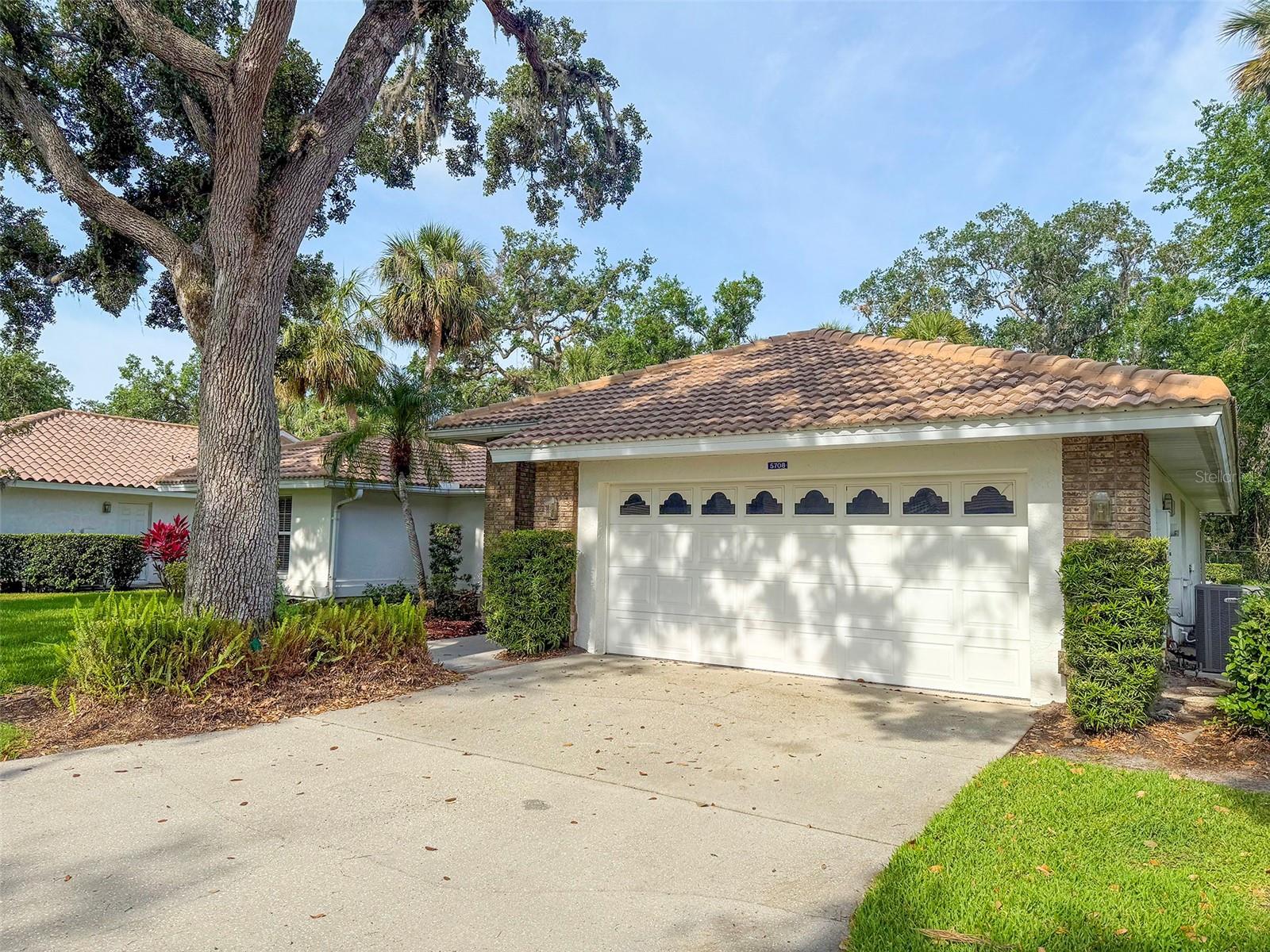 5708 Garden Lakes Fern Property Photo 4