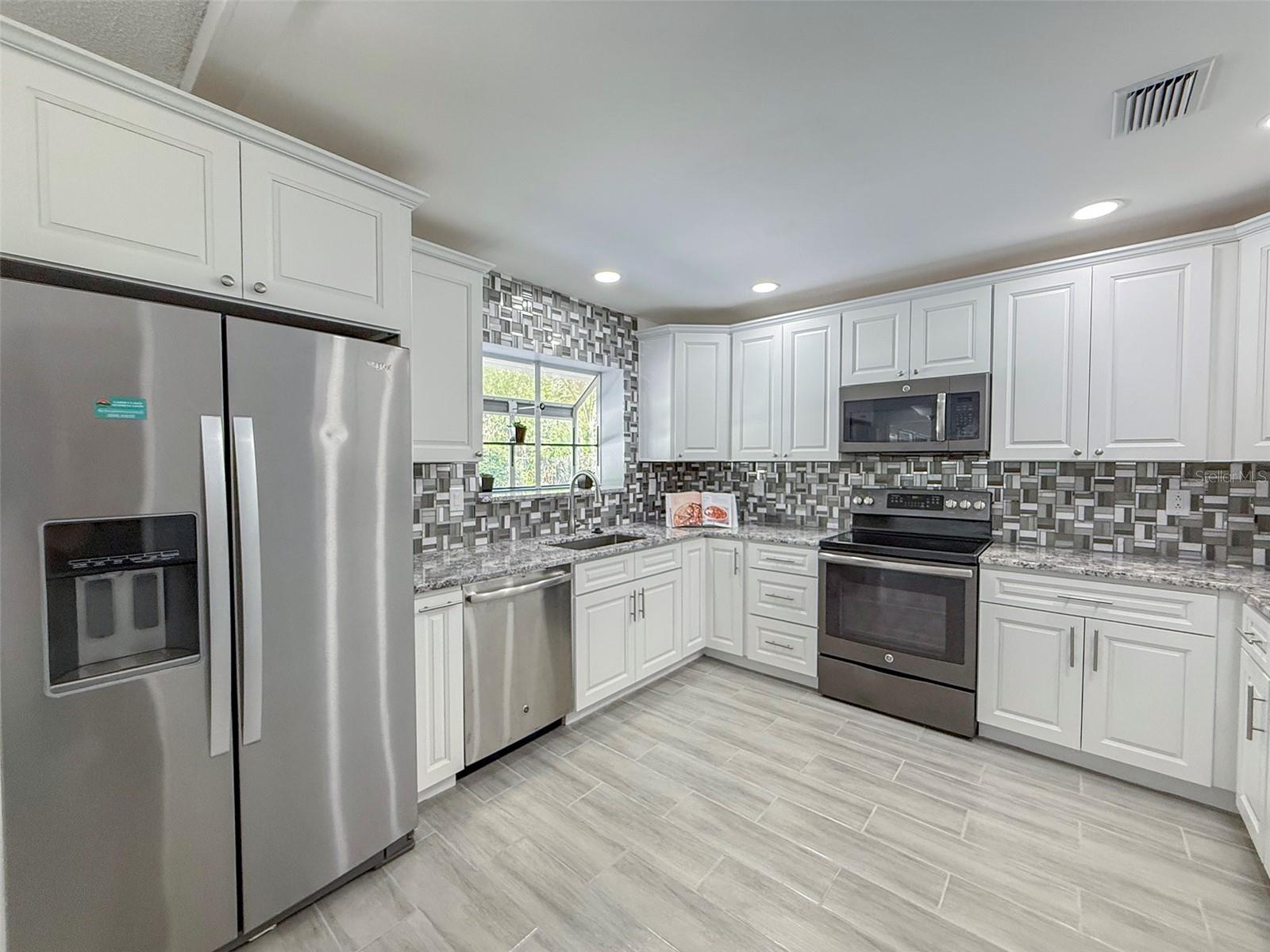 5708 Garden Lakes Fern Property Photo 6
