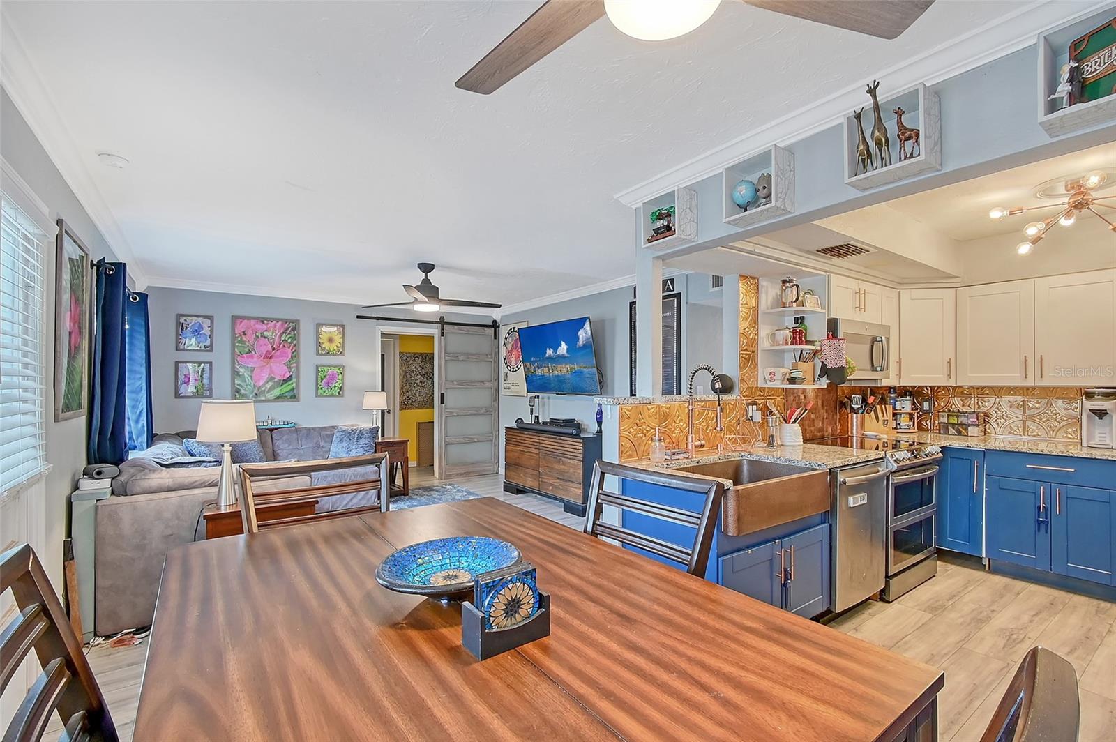 2130 Temple St Property Photo 8