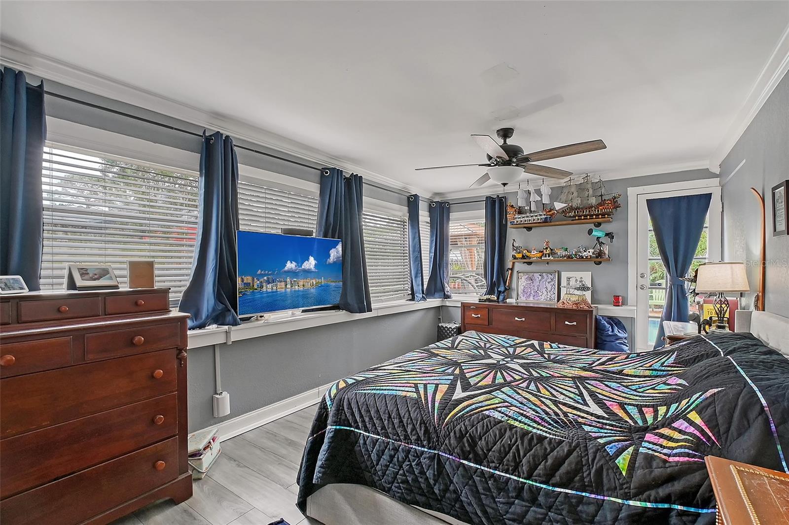 2130 Temple St Property Photo 10