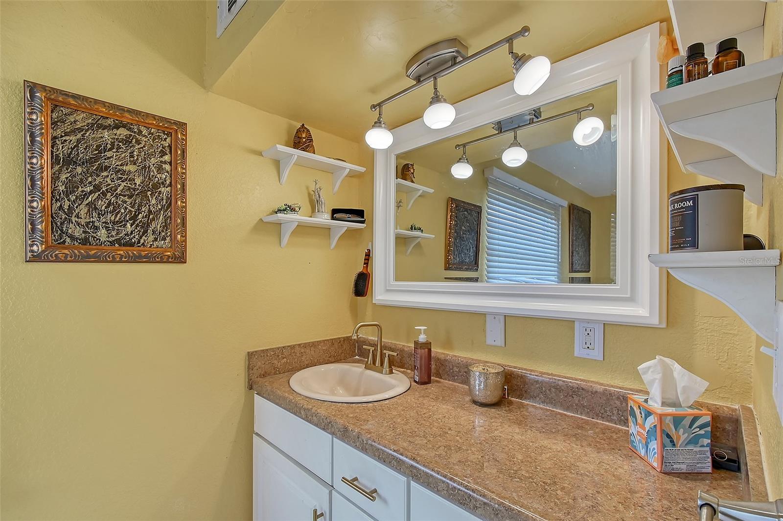 2130 Temple St Property Photo 11