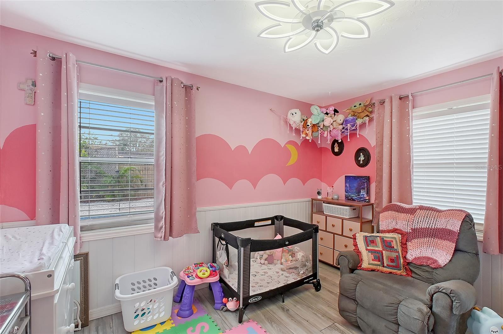 2130 Temple St Property Photo 12