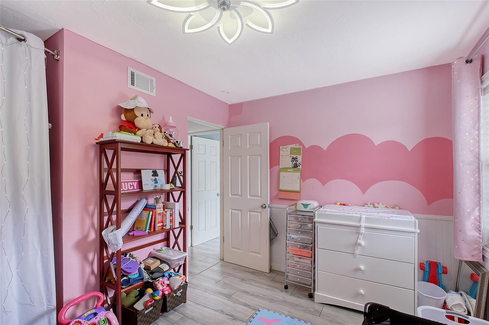 2130 Temple St Property Photo 13