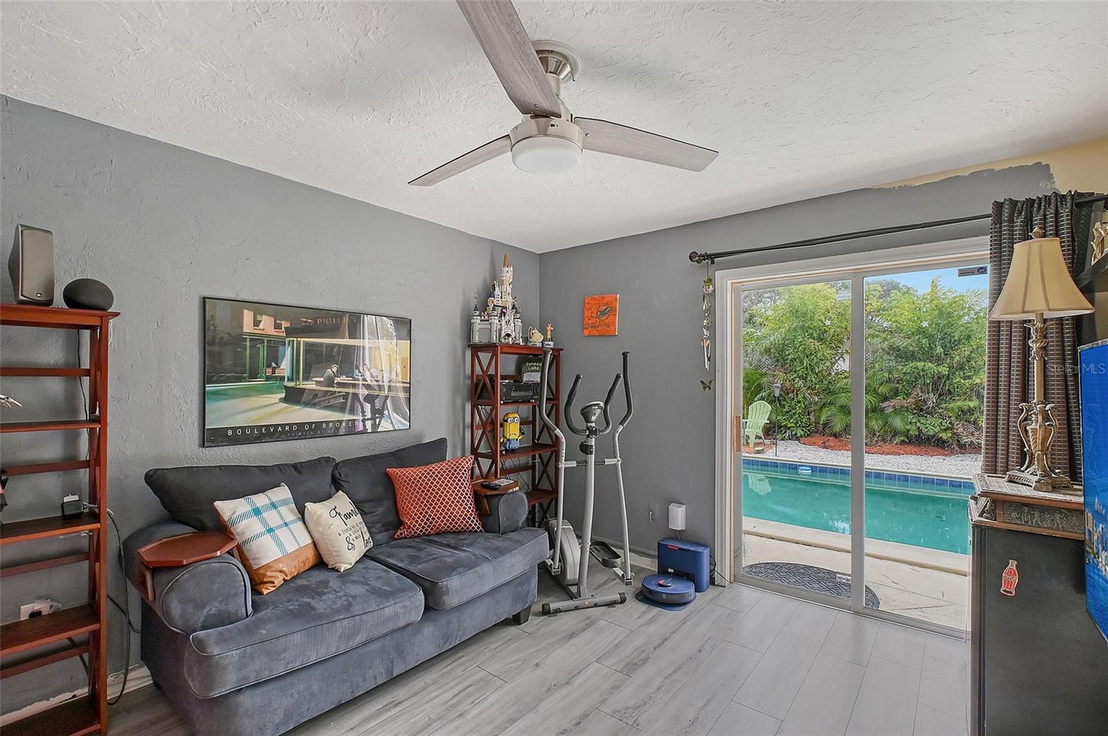 2130 Temple St Property Photo 15