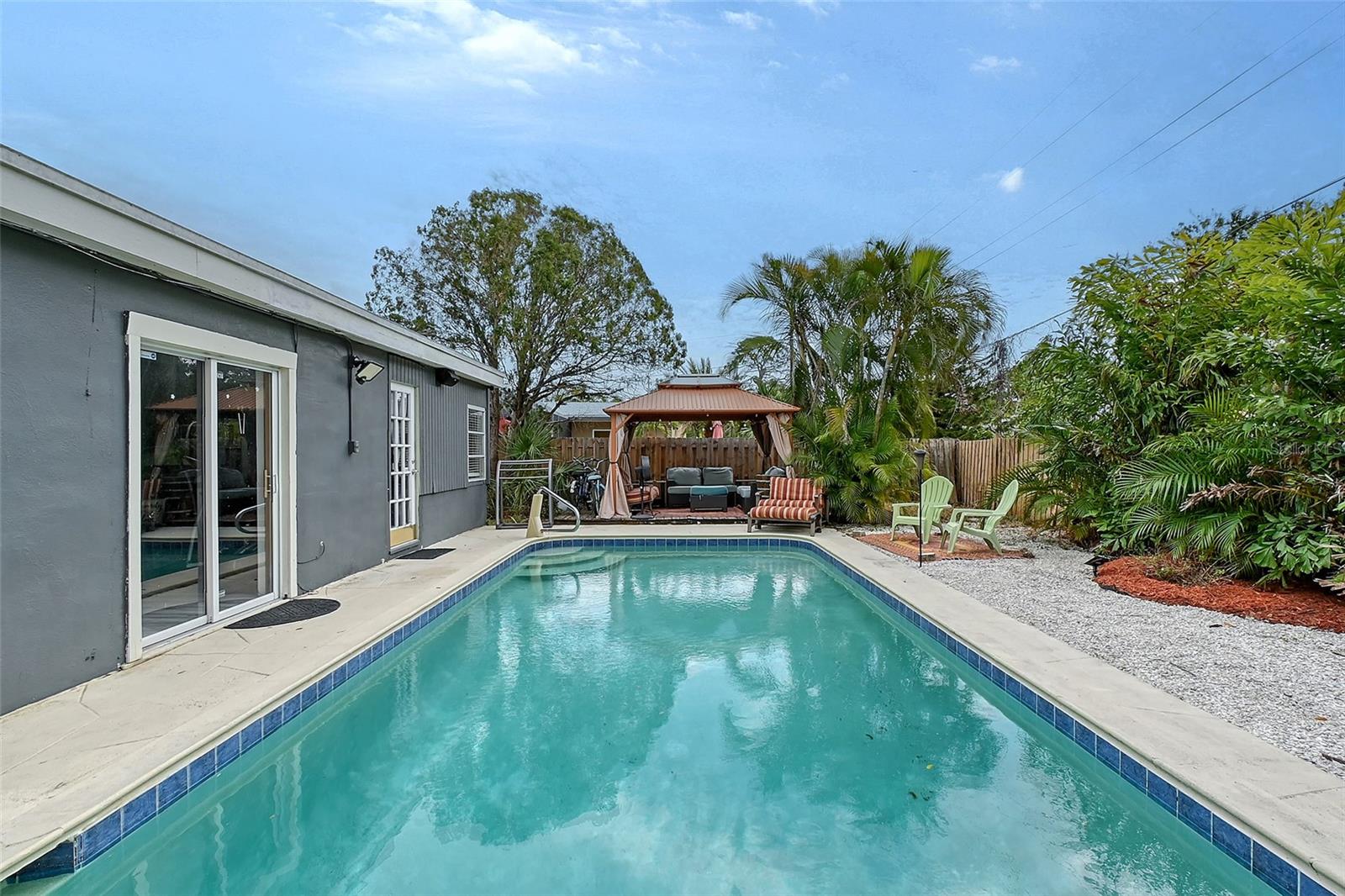 2130 Temple St Property Photo 17