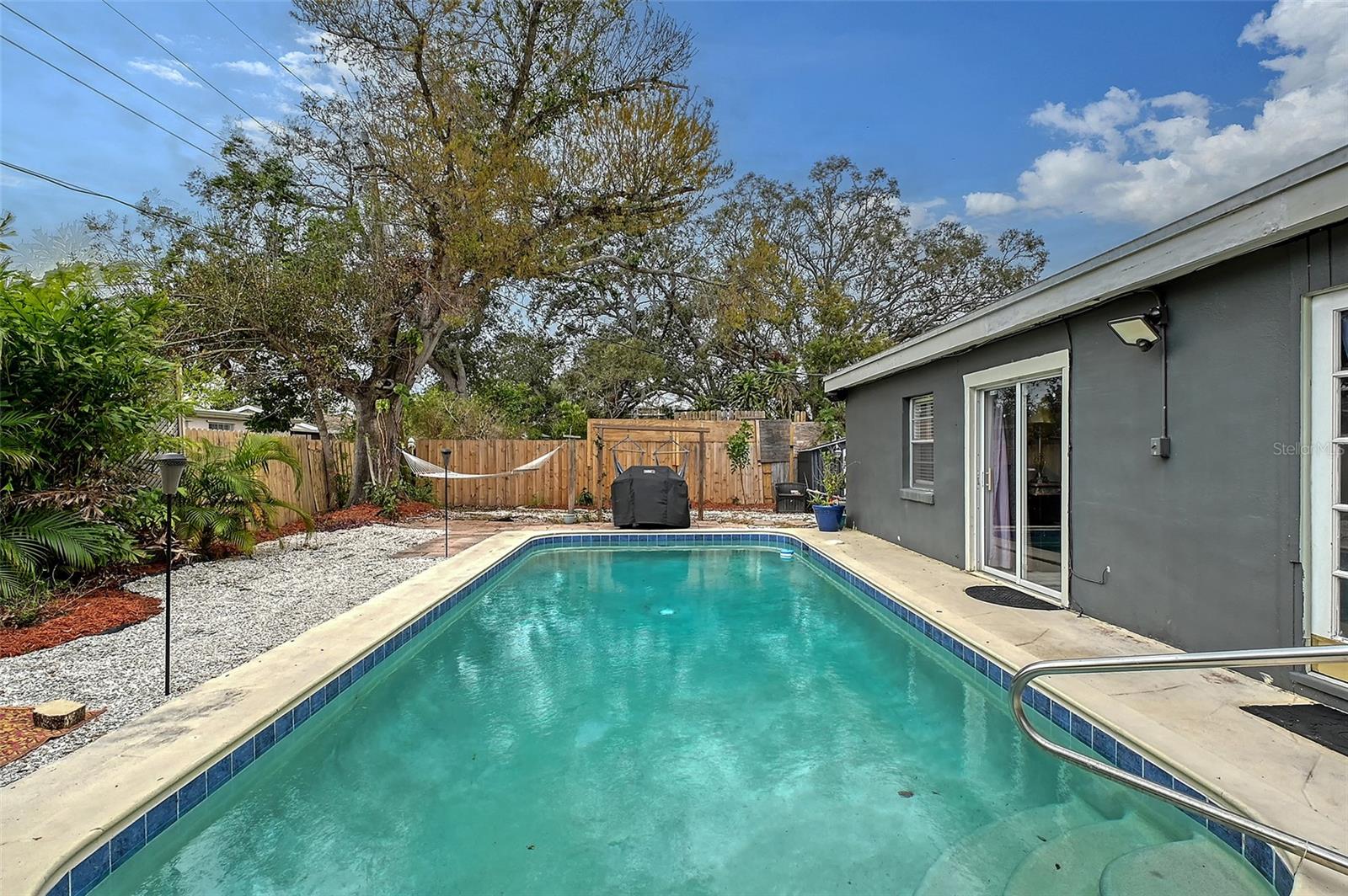 2130 Temple St Property Photo 18