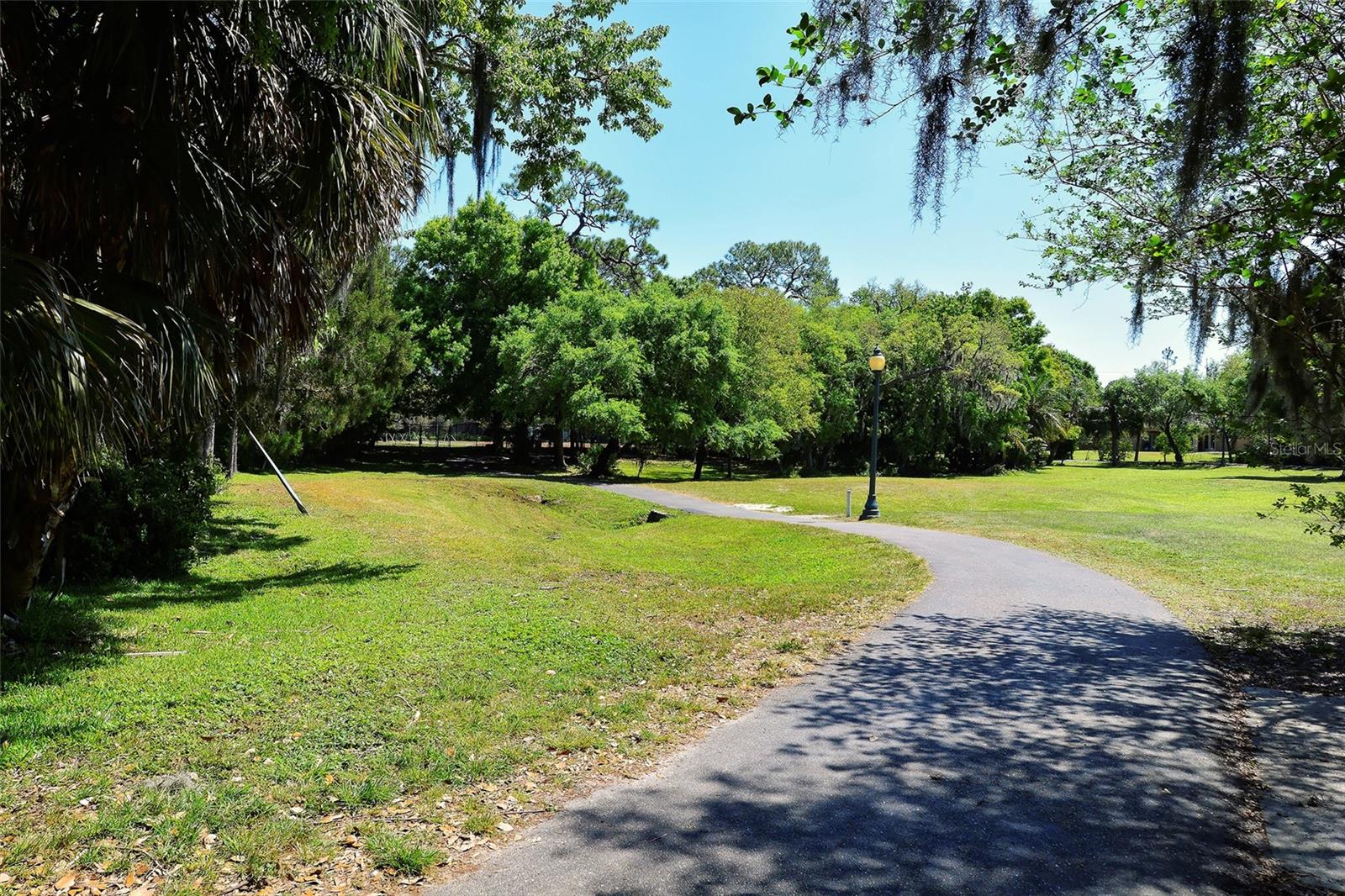 2130 Temple St Property Photo 25