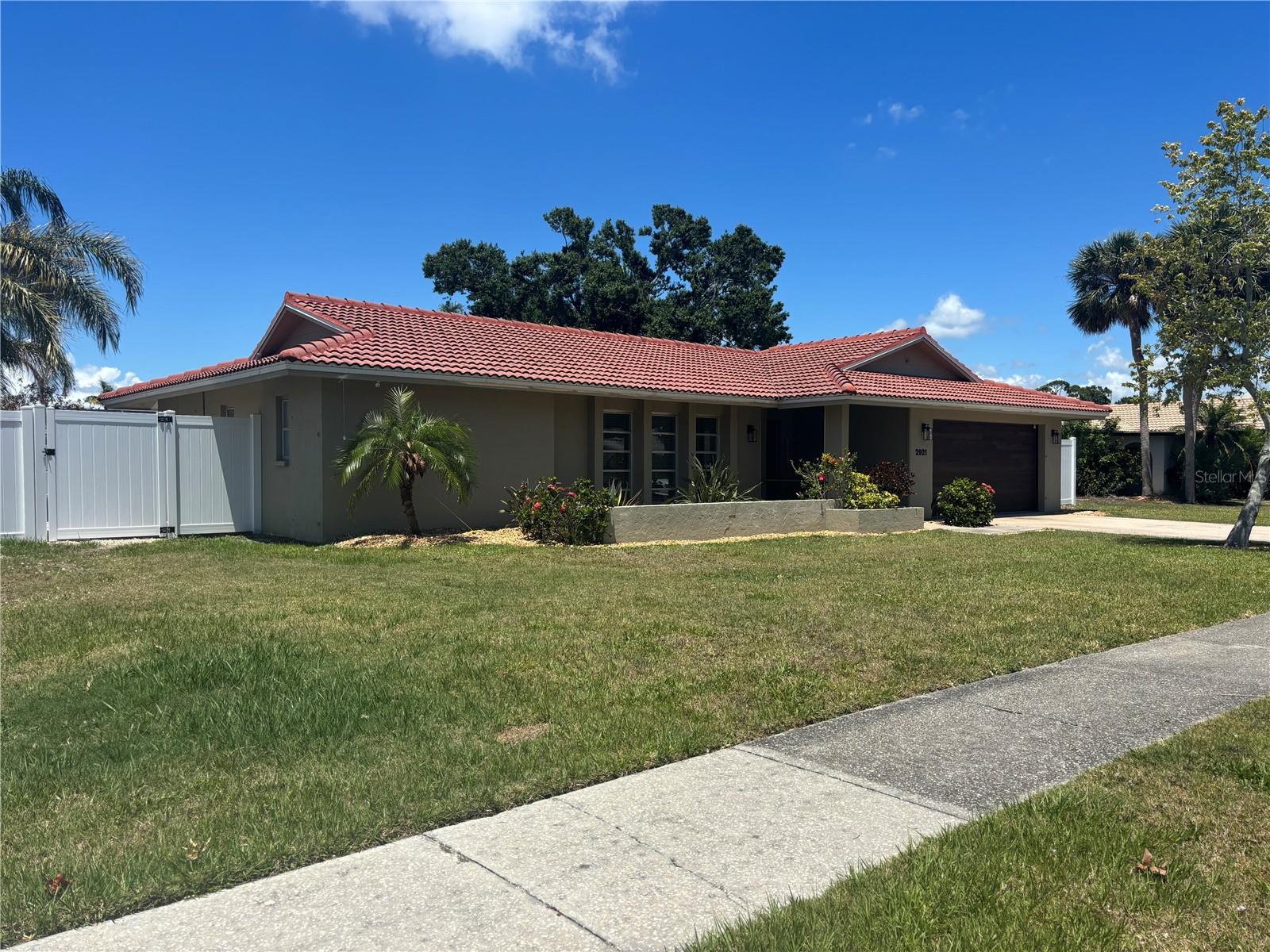2921 Captiva Dr Property Photo 1