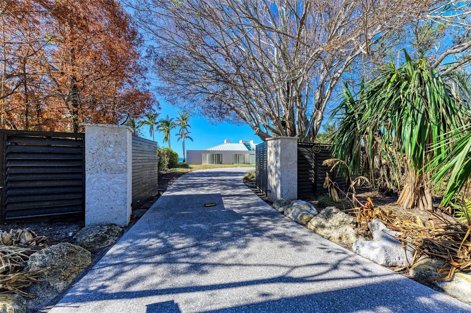 320 S Shore Dr Property Photo 3