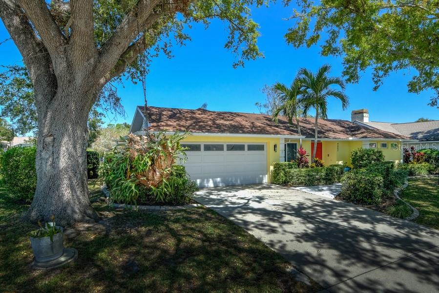 4662 LONG LAKE DR Property Photo 1