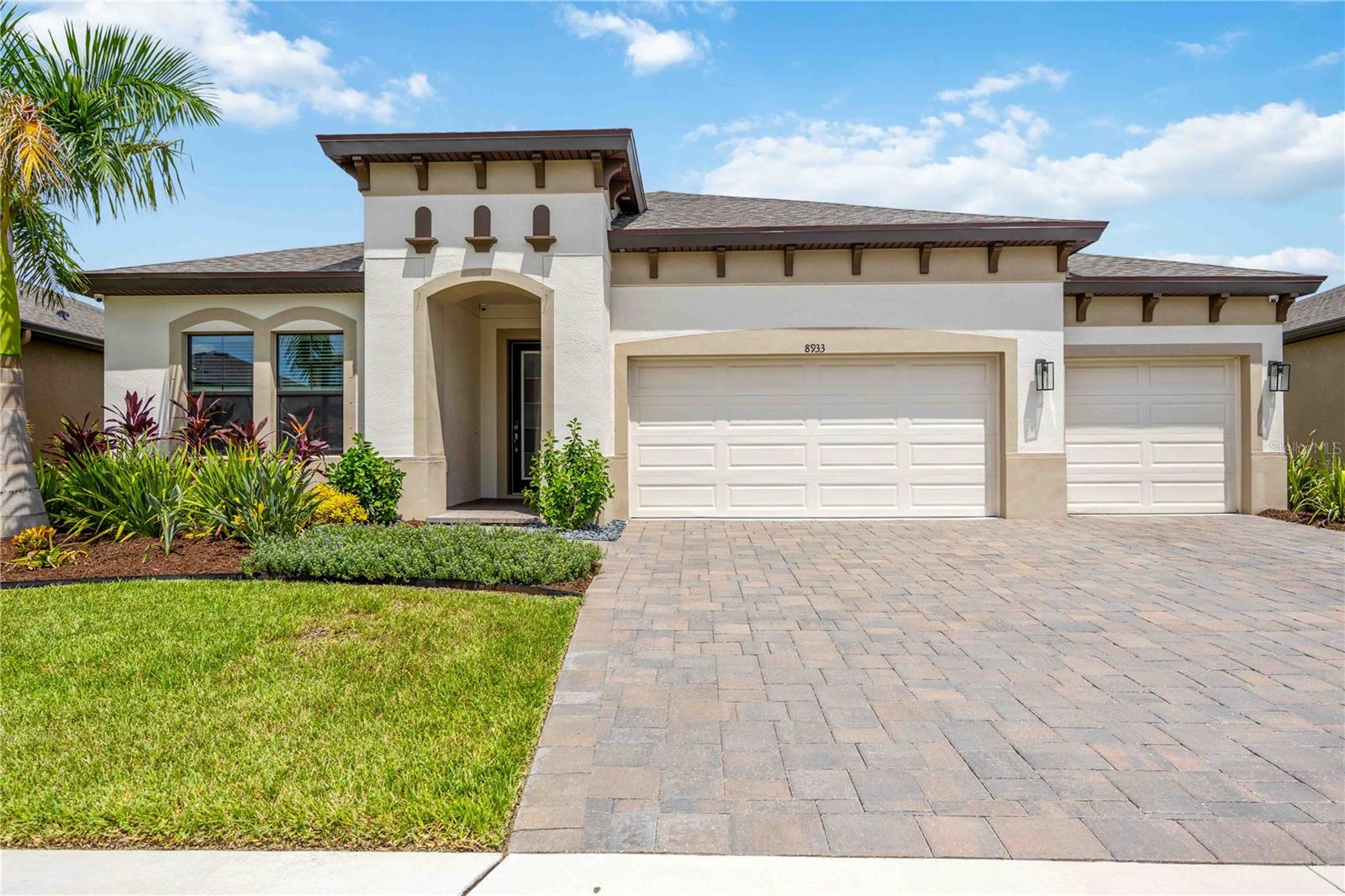 8933 Isabella Cir Property Photo
