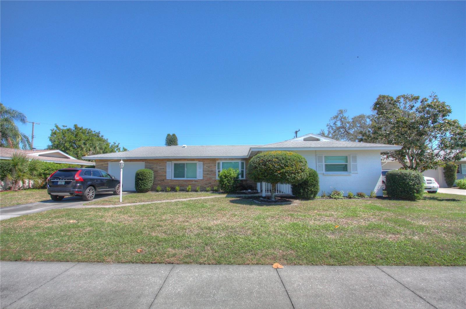 2470 Breakwater Cir Property Photo
