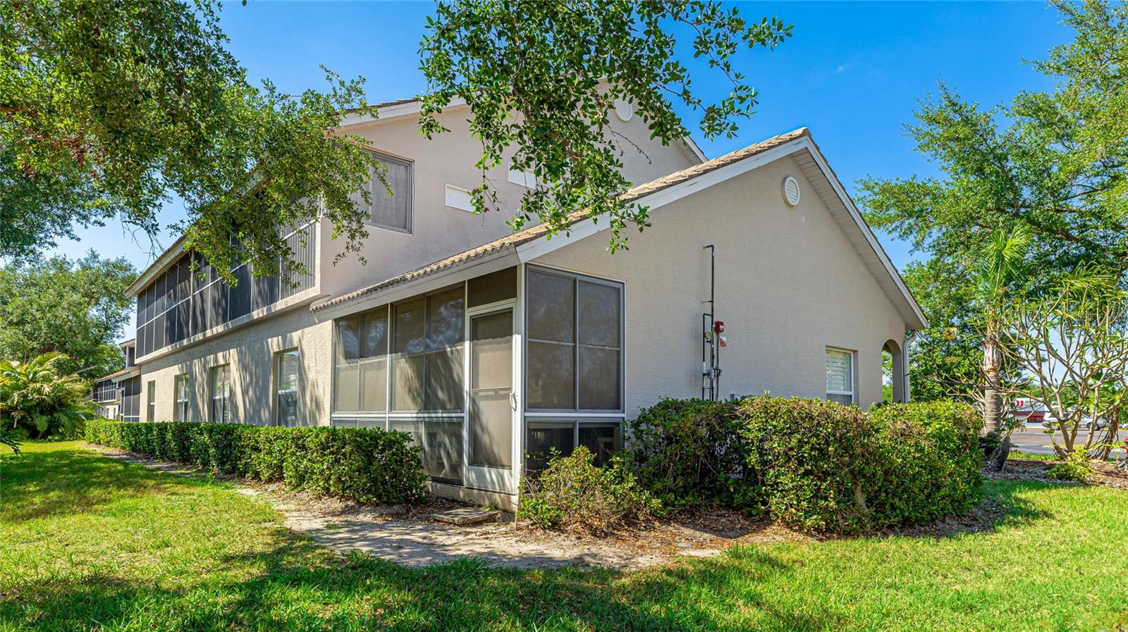 6770 Fairway Gardens Dr Property Photo 4