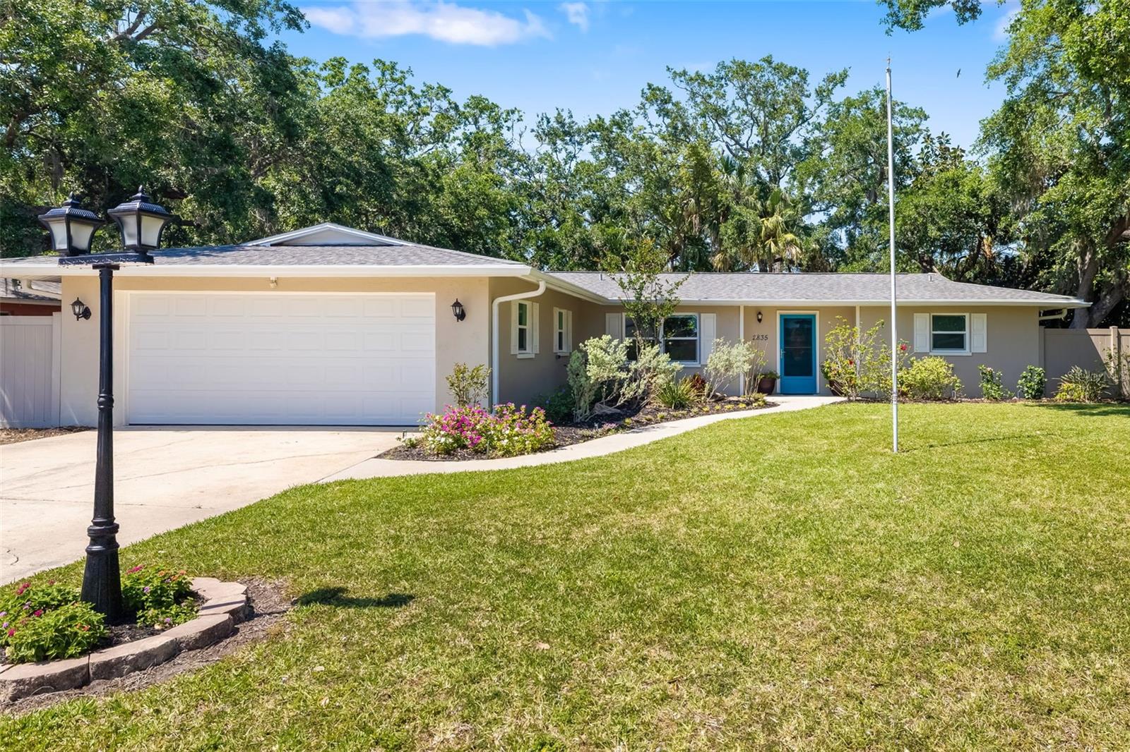 2835 Mayflower St Property Photo