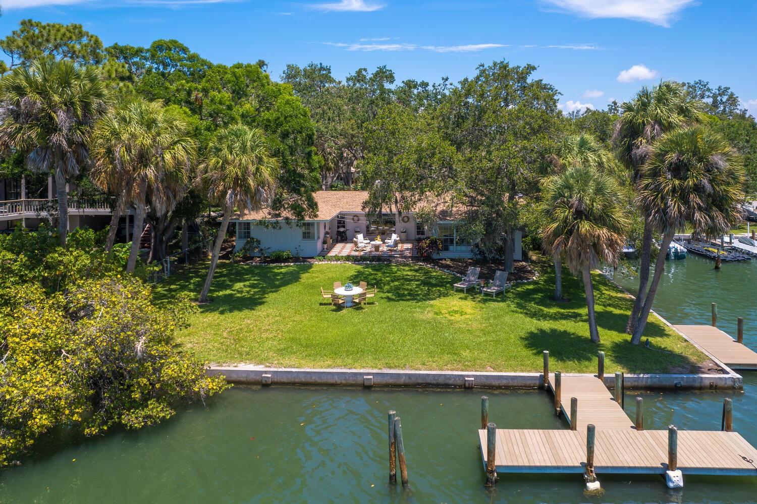 1542 Gulfview Dr Property Photo 3