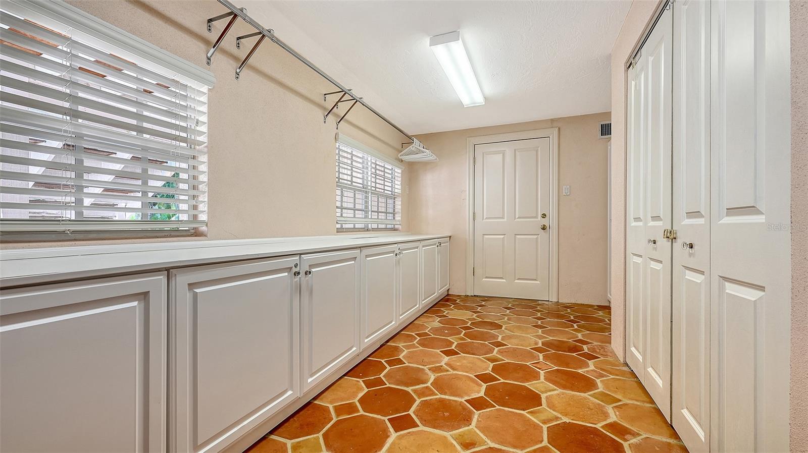 5024 Commonwealth Dr Property Photo 45