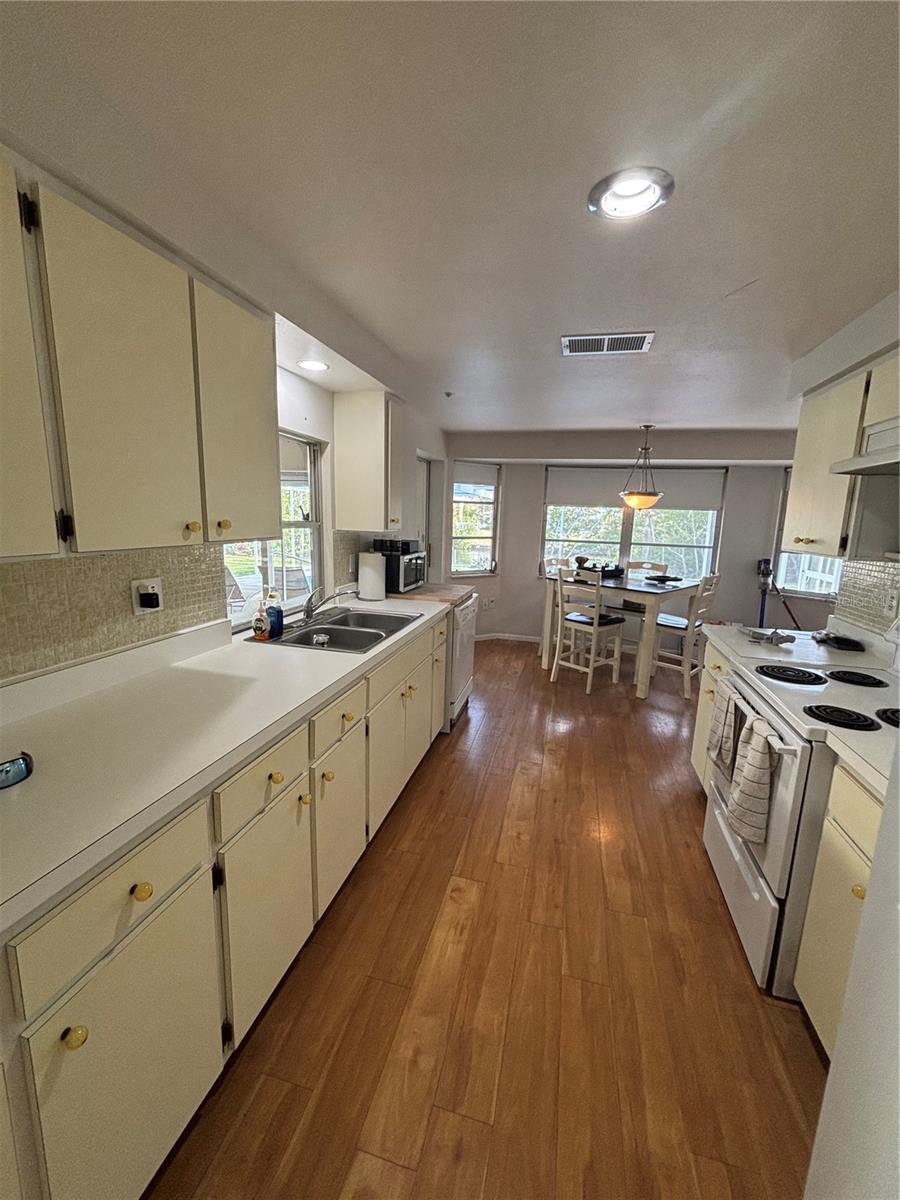 4411 Dolphin Ln Property Photo 5