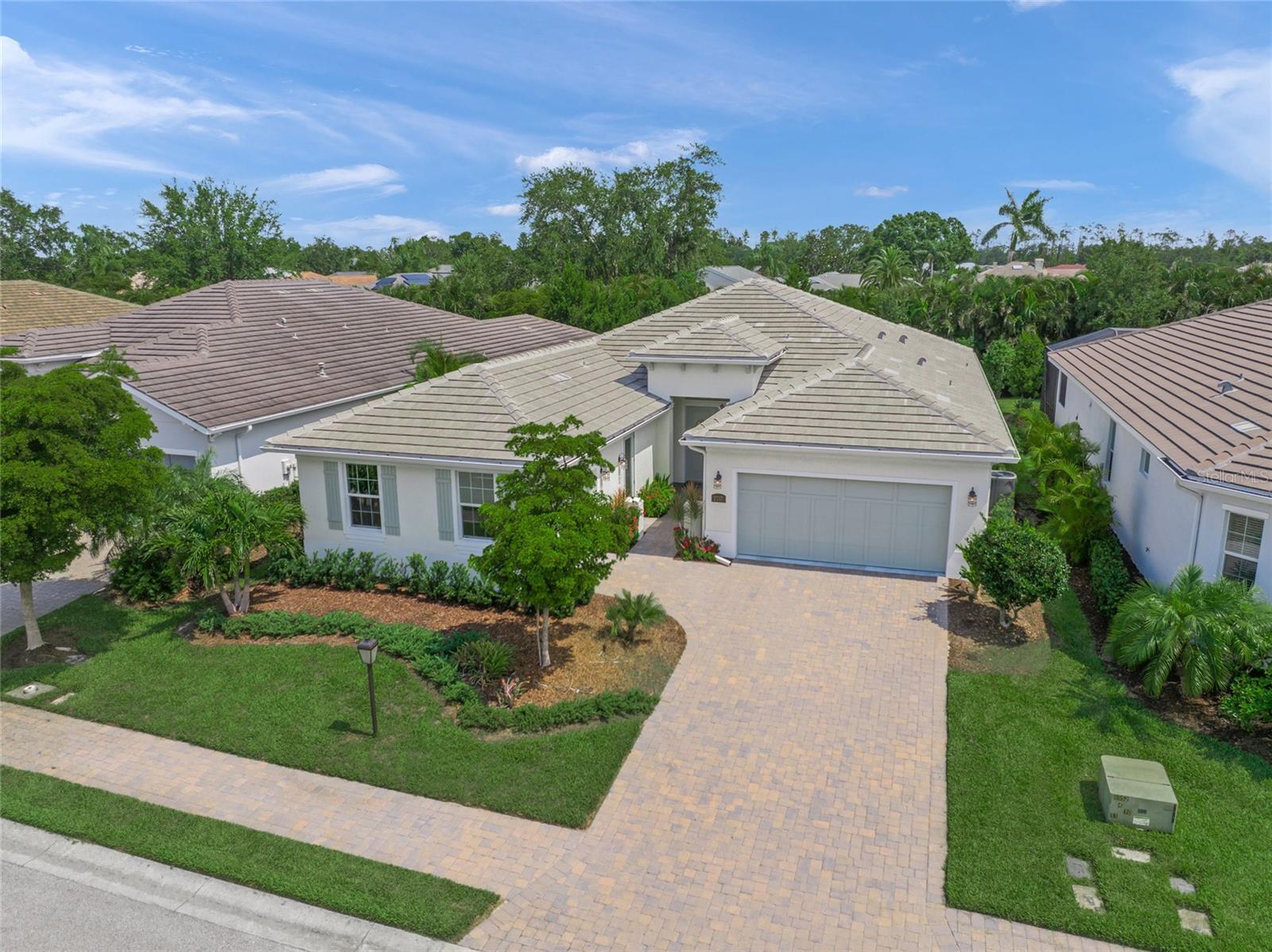 7717 Sandhill Lake Dr Property Photo 3