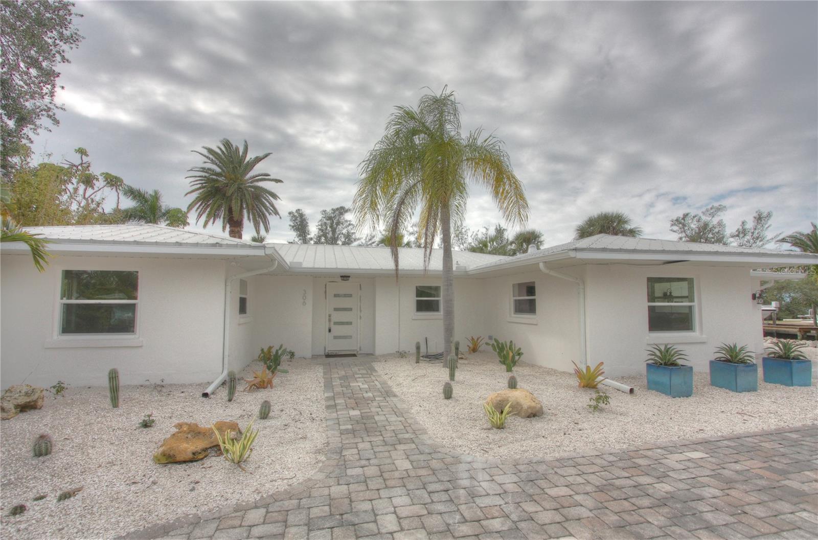 306 Island Cir Property Photo