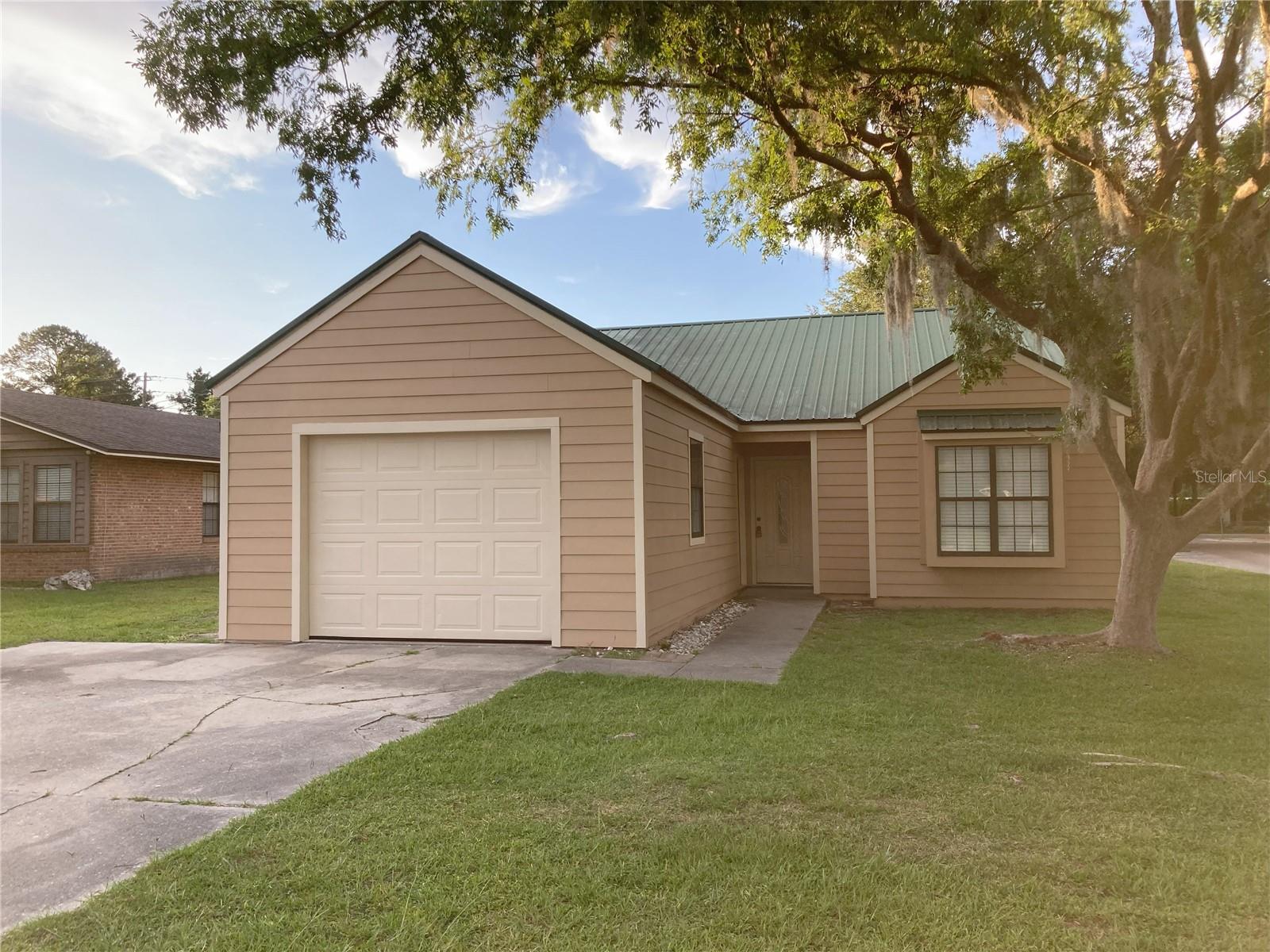 1135 Sw Fairfax Gln Property Photo 1
