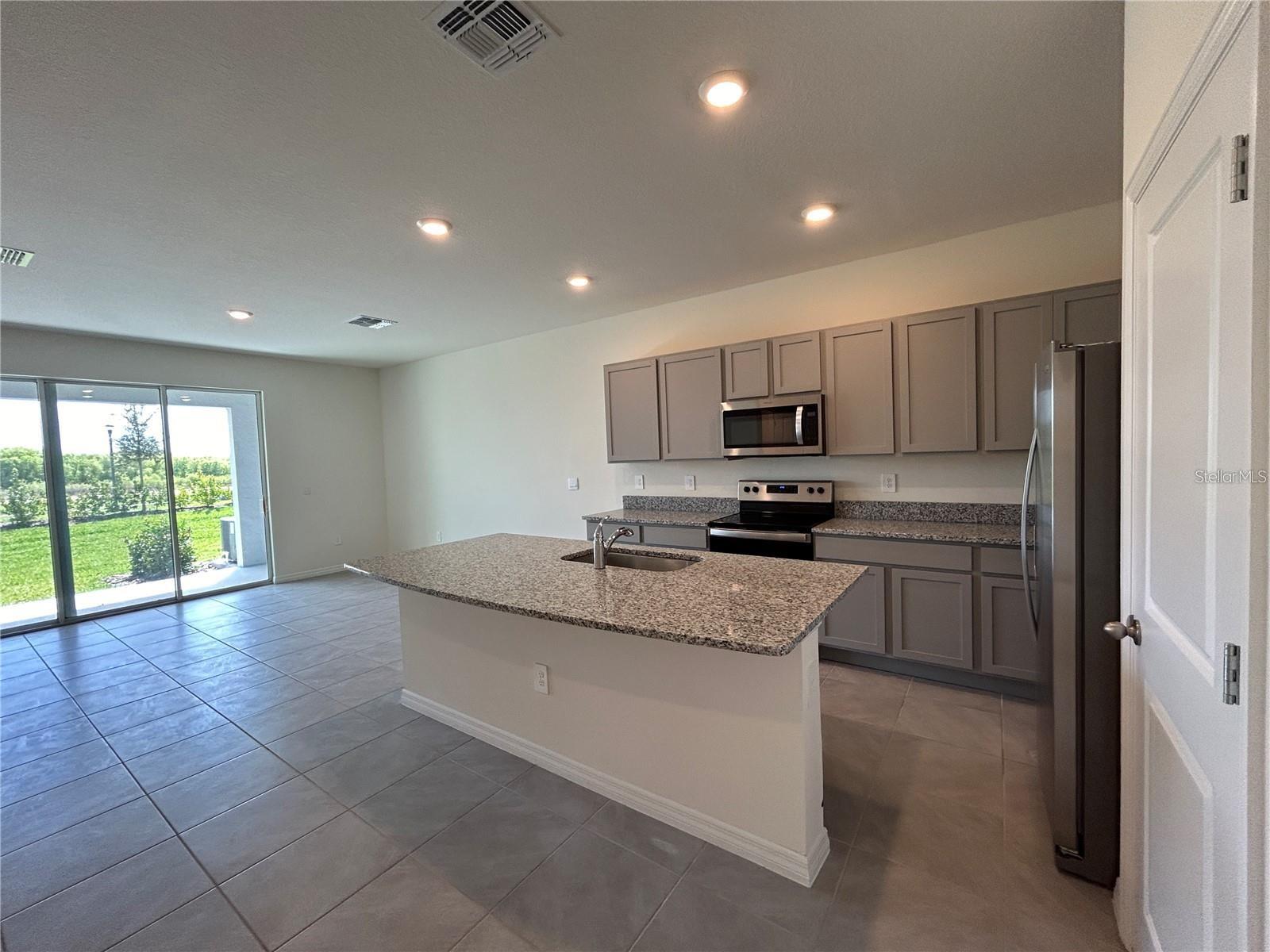 17550 Crescent Moon Loop Property Photo 8