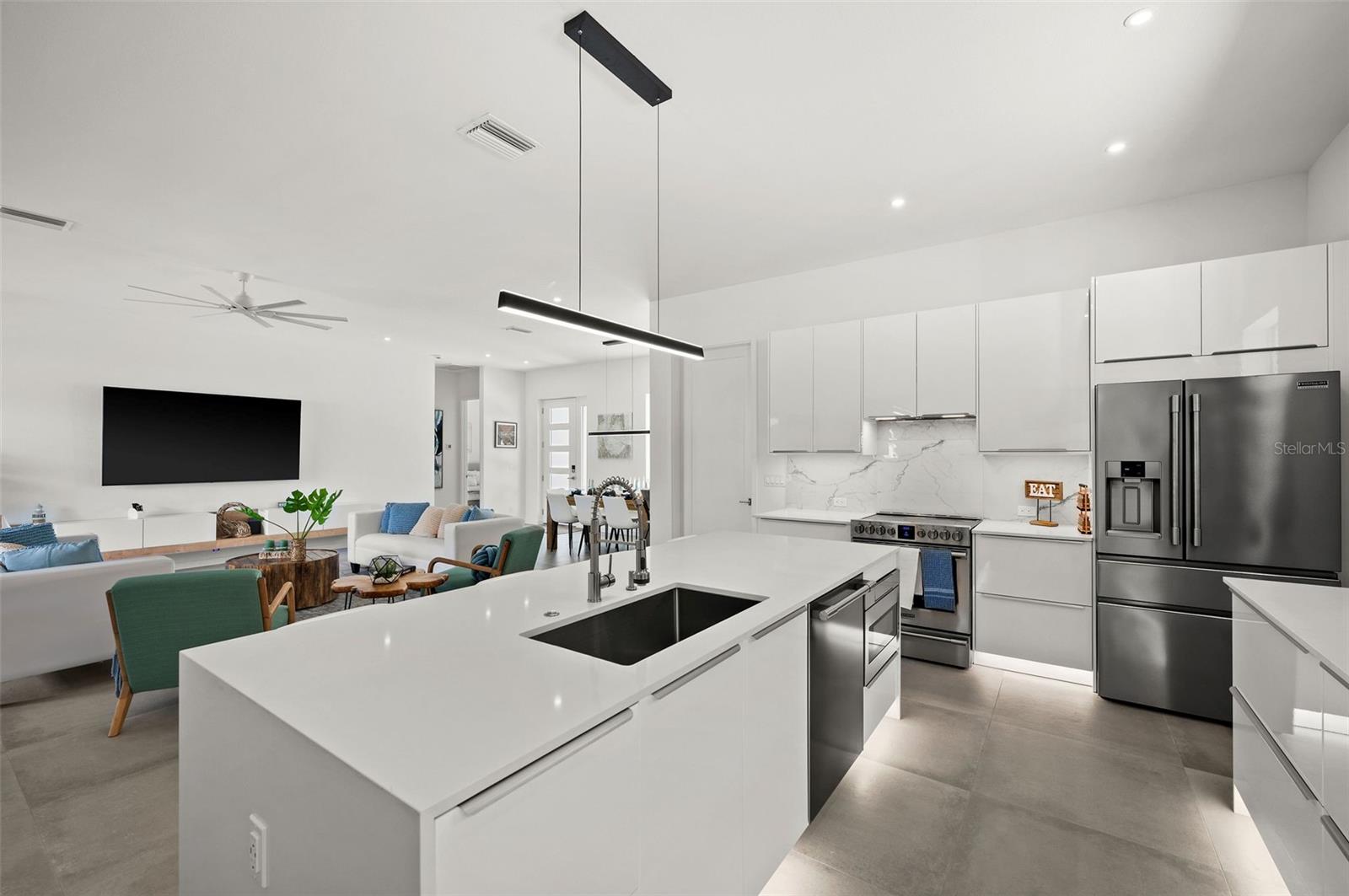 2365 Waldemere St Property Photo 12