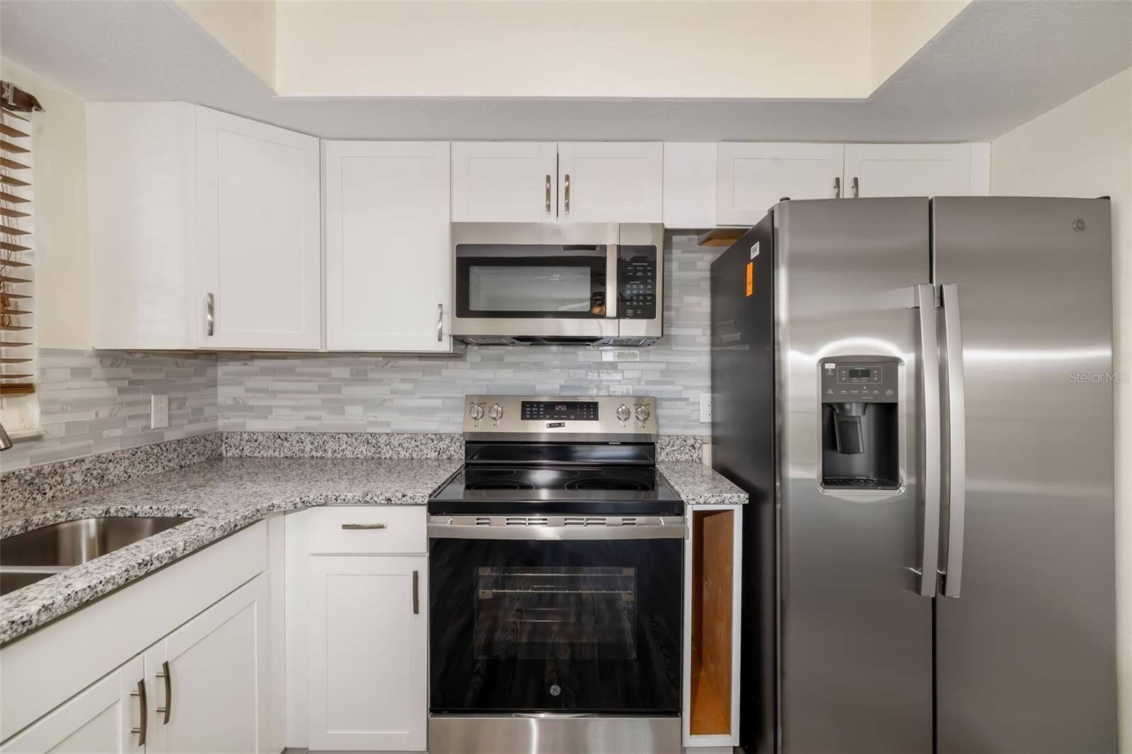 2513 Avenue B #b Property Photo 6