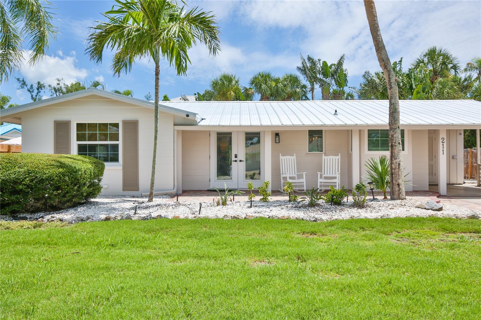 211 Island Cir Property Photo 1