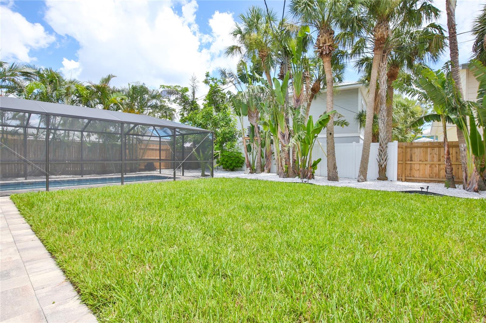 211 Island Cir Property Photo 35