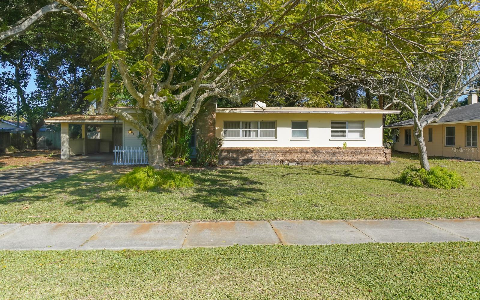 2461 Ringling Blvd Property Photo 2