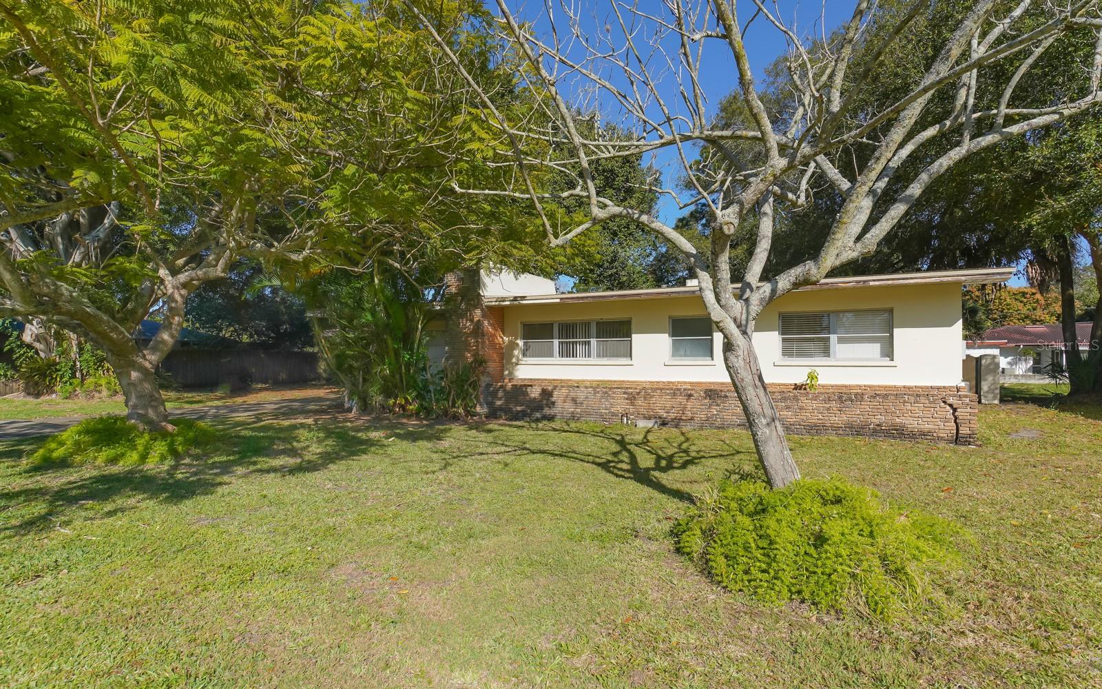 2461 Ringling Blvd Property Photo 3